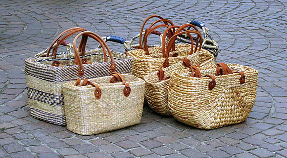 bossa de mà, bossa, accessori, accessoris, cistella, cistella de compra, passarel·la, Camí, teixit, vorera, paviment, llosa, llambordes, parlament, caminar, calcària, mandíbula, òxid, pissarra, globus d'aire calent, dia, cap gent, contenidor, vímet, patró, carrer, sendera, a l'aire lliure, primer pla, natura morta, art i artesania, ciutat, gran grup d'objectes, mercat, pila, creativitat, indústria pesquera, 2K, CC0, domini públic, lliure de regalies