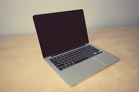 MacBook, portàtil, ordinador, poma, escriptori, negocis, oficina, tecnologia, comunicació, connexió, tecnologia sense fils, a l'interior, taula, cap gent, primer pla, material de fusta, natura morta, dispositiu d’informació portàtil, equips informàtics, portabilitat, vista d’angle alt, còpia espai, sol objecte, teclat, mobles, en blanc, 5K