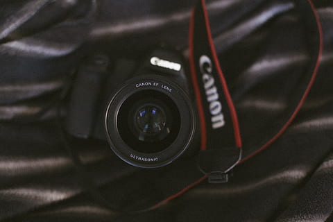 schwarz, Canon EOS Kamera, Elektronik, Kamera, Kameraobjektiv, Digitalkamera, Foto, Fotografie, Gurt, Videokamera, Objektivkappe, Finger, Pferd, Säugetier, Tier, Hengstfohlen, Nabe, Hardware-, Maschine, gesprochen, Rad, Leichtmetallfelge, Technologie, Kamera - Fotoausrüstung, Fotografie-Themen, Objektiv - optisches Instrument, Fotoausrüstung, Nahansicht, drinnen, Linse - Auge, keine Leute, schwarze Farbe, Fotografieren, Kunst, Kultur und Unterhaltung, Aktivität, Spiegelreflexkamera, einzelnes Objekt, Retro-Stil, selektiver Fokus, Heimvideokamera, 5K, CC0, gemeinfrei, lizenzfrei