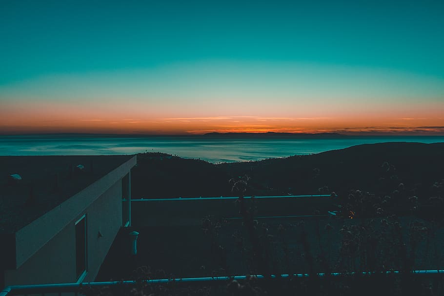 corridoio, piante, fronteggia, corpo, acqua, d'oro, ora, nuvole, buio, sera, cielo serale, paesaggio, natura, oceano, mare, paesaggio marino, riva del mare, tramonto, cielo, scenics - natura, bellezza nella natura, la tranquillità, scena tranquilla, ringhiera, nessuno, architettura, struttura costruita, copia spazio, nuvola - cielo, montagna, all'aperto, colore arancione, idilliaco, 5K