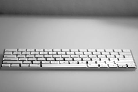 Clavier magique Apple, Matériel, électronique, clavier d'ordinateur, clavier, ordinateur, matériel informatique, pc, portable, ordinateur de surface, Tablette, disque, disque dur, modem, téléphone, ligne téléphonique, Souris, tasse, tasse à café, bureau, or, équipement informatique, La technologie, fermer, objet unique, la communication, prise de vue en studio, partie informatique, lien, mise au point sélective, ordinateur de bureau, clé d'ordinateur, personne, à l'intérieur, Technologie sans fil, l'Internet, équipement, communications globales, pirate informatique, crime d'ordinateur, 5K, CC0, domaine public, libre de droits