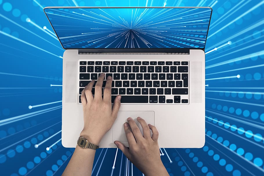 portàtil, quadern, mà, escriure, expansió, ordinador, tecnologia, negocis, lloc de treball, treballar, blocs, una persona, mà humana, part del cos humà, persones reals, comunicació, tecnologia sense fils, blau, directament a sobre, adult, connexió, a l'interior, estils de vida, usant portàtil, teclat, dit, 4K