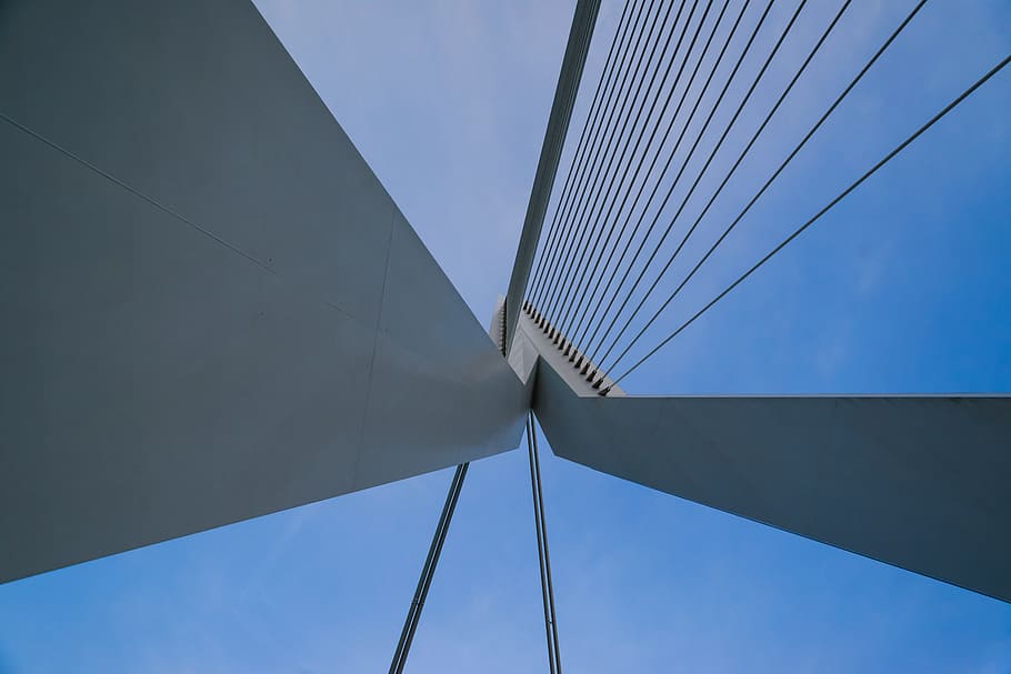 blanc, concret, pont, folre, angle, diseny arquitectònic, arquitectura, núvols, contemporani, disseny, futurista, articles de vidre, alt, tir en angle baix, modern, a l'aire lliure, cel, acer, urbà, vista d’angle baix, blau, connexió, estructura construïda, cap gent, pont - estructura feta per l'home, naturalesa, transport, dia, Pont en suspensió, cable, cel clar, cable d’acer, aliatge, pont fixat per cable, veler, directament a sota, viga, 5K