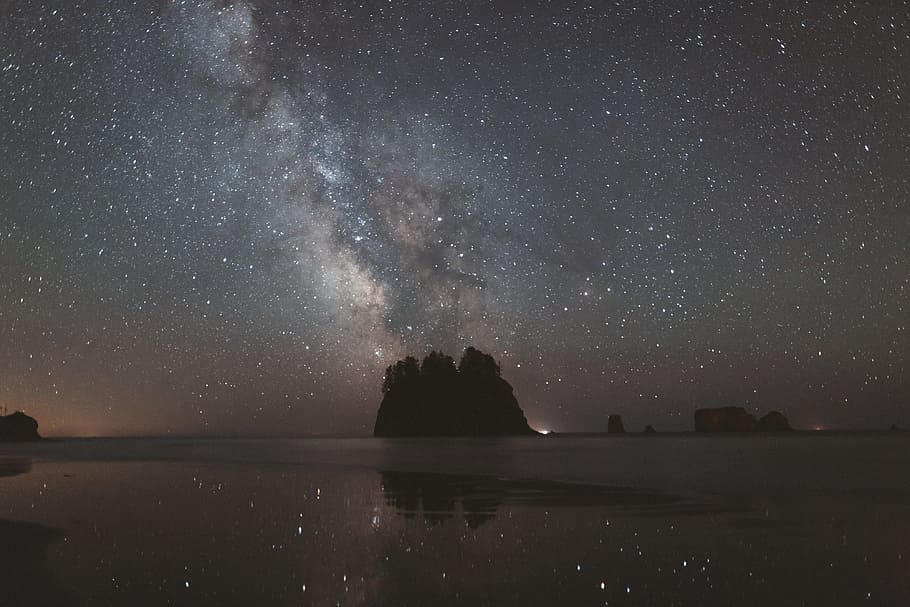 platja, negre, gris, nit, roques, mar, Riba, cel, estrelles, aigua, astronomia, estrella - espai, galàxia, escenics - natura, espai, bellesa a la natura, escena tranquil·la, tranquil·litat, reflexió, Via Làctea, naturalesa, estrella, davant del mar, camp estel·lar, cap gent, 4K