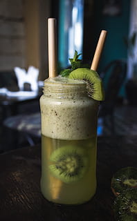 kiwi fructe shake, sticlă, mancare si bautura, pahar de băut, băutură, masa, echipamente de uz casnic, alimente, gustare, prospeţime, natură moartă, nici o persoana, fruct, în interior, a închide, mâncat sănătos, să se concentreze asupra primelor elemente, alcool, cocktail, paie, felie, iarbă, garnitură, 4K, CC0, domeniu public, fără drepturi de autor
