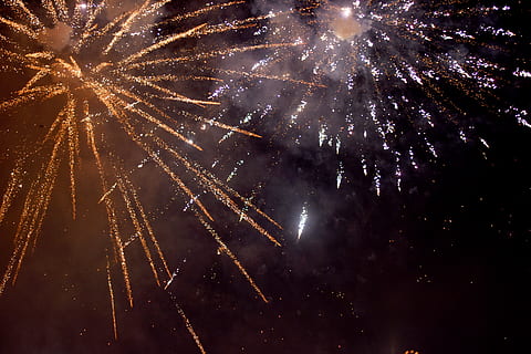 zwei Kracher, Natur, draußen, Nacht-, Feuerwerk, Licht, Fackel, Meer, Wasser, Küste, Strand, Ozean, Küstenlinie, Weltraum, Platz, Astronomie, Universum, Luftaufnahme, Landschaft, Menge, Kunst, Kultur und Unterhaltung, beleuchtet, explodiert, Feier, Veranstaltung, Bewegung, Himmel, Flachwinkelansicht, Langzeitbelichtung, glühend, Feuerwerk - künstliches Objekt, keine Leute, Rauch - physische Struktur, Bewegungsunschärfe, Funken, hell, Silvester, explosiv, 5K, CC0, gemeinfrei, lizenzfrei