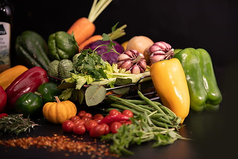 assortert, grønnsaker, bord, anlegg, grønnsak, mat, egg, pepper, paprika, produsere, turnips, reddik, gulrot, blomkål, hvitløk, krydder, aubergine, marked, steke, squash, linse, bønne, arugula, mat og Drikke, spise sunt, friskhet, velvære, variasjon, valg, stor gruppe gjenstander, rotgrønnsaker, organisk, frukt, innendørs, rå mat, grønn farge, gul, ingen folk, svart bakgrunn, urt, 5K, CC0, offentlig domene, opphavsrett gratis
