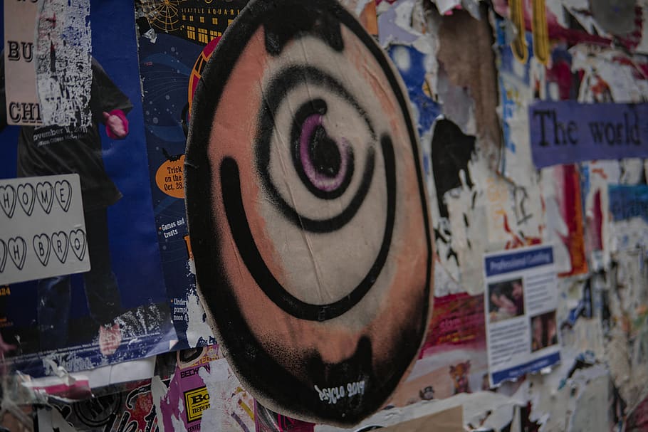 assorterede papirer på væggen, person, human, kunst, hud, tatovering, tekst, vægmaleri, maleri, graffiti, maling beholder, arkade spil maskine, moderne kunst, grafik, pil, symbol, reklame, plakat, lærred, hoved, væg, meddelelse, Kunst og håndværk, repræsentation, ingen mennesker, menneskelig repræsentation, kreativitet, tæt på, marked, detail, indendørs, til salg, multi farvet, dag, hængende, markedsbod, nummer, valg, handle ind, 5K