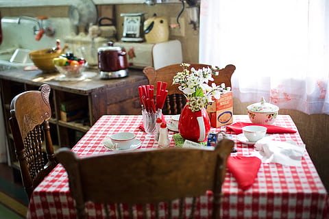 café da manhã, mesa, mesa da cozinha, cena da cozinha, manhã, vermelho, comida e bebida, Comida, dentro de casa, mobília, equipamento doméstico, vidro, cadeira, assento, flor, frescura, copo de bebida, planta com flores, mesa de jantar, ausência, vida domestica, foco seletivo, sala doméstica, dia, placa, ninguém, refeição, louças, configuração, 5K, CC0, domínio público, royalty free