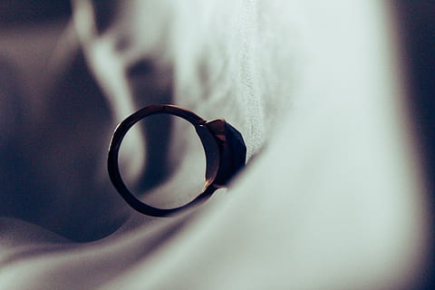 gullfarget ring, briller, nærbilde, ingen folk, innendørs, sikkerhet, mote, beskyttelse, selektiv fokusering, stilleben, tekstil, gjennomsiktig, solbriller, glass - materiale, personlig tilbehør, refleksjon, dag, fokusere på forgrunnen, bord, objektiv - optisk instrument, 5K, CC0, offentlig domene, opphavsrett gratis