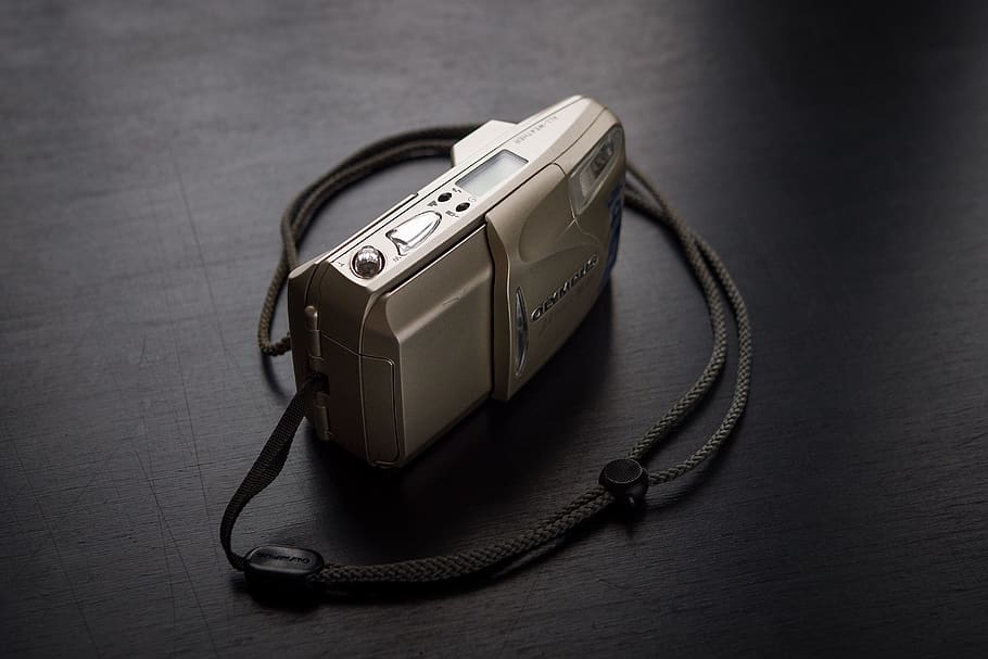 kamera, blonder, overflade, elektronik, armbåndsur, digitalt kamera, tape player, kassetteafspiller, strop, video kamera, kassette, adapter, hindbær, plante, frugt, mad, penge, mønt, kameralinsen, hovedtelefoner, headset, teknologi, forbindelse, kabel, meddelelse, tæt på, stilleben, bord, indendørs, ingen mennesker, trådløs teknologi, høj vinkel visning, telefon, musik, udstyr, hører efter, elektrisk udstyr, kunstkultur og underholdning, enkelt objekt, 5K