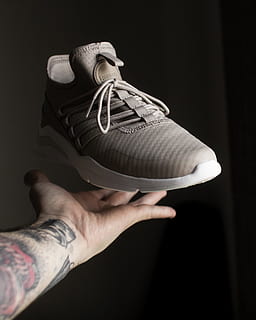 pariton, ruskea, juoksu, kenkä, käsi, kellua, levitaatio, taika-, tatuointi, muoti, tyyli, Reebok, brändi, kouluttaja, lenkkari, ei Photoshopia, Nike, Adida, Levitoiva, pahantuulinen, ihmisen käsi, yksi henkilö, ihmiskehon osa, tilalla, musta tausta, sisällä, studio ammuttu, miehet, lähikuva, oikeita ihmisiä, ruumiin osa, tunnistamaton henkilö, elämäntavat, vapaa-ajan toiminta, ammatti, ihmisen raajan, henkilökohtainen näkökulma, sormi, 2K, CC0, public domain, rojaltivapaa