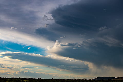 selectiu, focalitzar la fotografia, ennuvolat, cel, núvols, cloudscape, alba, la llum del dia, escènic, tempesta, posta de sol, temps, núvol - cel, bellesa a la natura, escenics - natura, escena tranquil·la, tranquil·litat, naturalesa, cap gent, idíl·lic, vista d’angle baix, a l'aire lliure, medi ambient, cel dramàtic, escena no urbana, llum solar, raig de sol, dia, streaming, 4K, CC0, domini públic, lliure de regalies