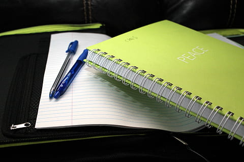 schoolboek, binder, map, notitieboekje, papier, student, pen, schrijfbehoeften, notitieblok, boek, spiraal notitieboekje, opleiding, publicatie, binnenshuis, geen mensen, tafel, herinnering, aan het leren, schrift, potlood, detailopname, dagboek, kantoor, werkboek, communicatie, schoolspullen, blanco, bericht, aan het studeren, leerboek, 2K, CC0, publiek domein, royaltyvrij