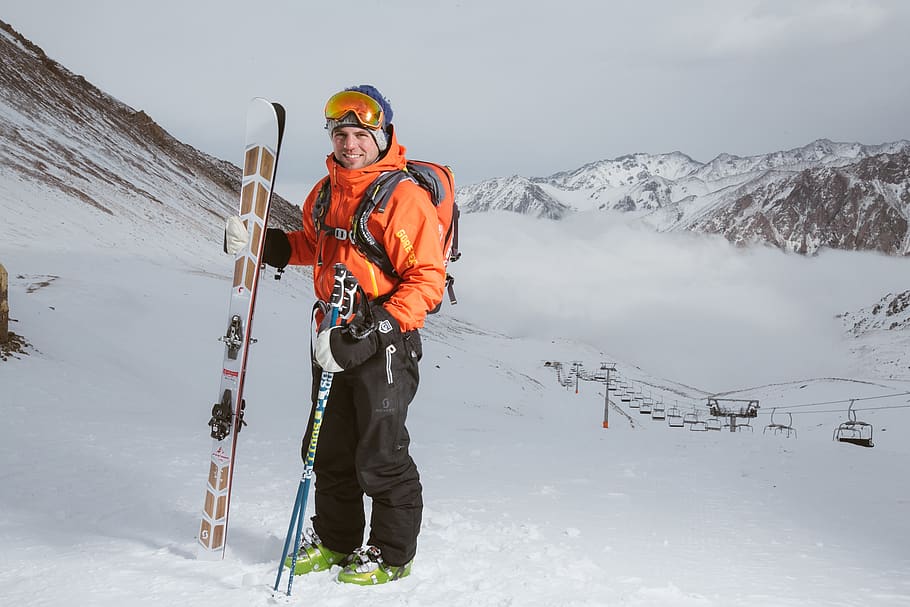 home, portar, taronja, negre, snowsuit, esquiar, conjunt, neu, telefèrics, motxilla, núvols, fred, la llum del dia, durant el dia, costa avall, gelades, ulleres de protecció, alt, gel, paisatge, cim de muntanya, muntanyes, naturalesa, persona, recreació, escènic, estació d'esquí, pista d'esquí, esquiador, pendent, muntanyes cobertes de neu, nevat, esport, paisatge d'hivern, hivern, temperatura de fred, muntanya, roba, bellesa a la natura, persones reals, una persona, de peu, activitat d'oci, escenics - natura, roba calenta, vista frontal, Serra, Color blanc, longitud completa, muntanya nevada, homes madurs, 1080P