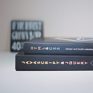 Royaume-Uni, Newcastle upon Tyne, css, javascript, livres, conception, Bureau, jquery, html, à l'intérieur, prise de vue en studio, écriture occidentale, texte, personne, fermer, la communication, gris, fond gris, espace de copie, se concentrer sur le premier plan, objet unique, Nourriture et boisson, un seul mot, la finance, livre, mise au point sélective, choix, variation, 2K, CC0, domaine public, libre de droits
