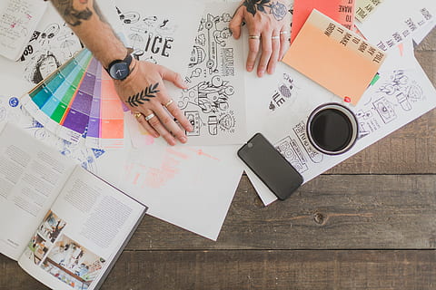 twórczy, zdjęcie biurka projektantów, Kawa, iPhone, gabinet, flatlay, biurko, pomysły, projekt graficzny, telefony i futerały, projekt, ludzka ręka, część ludzkiego ciała, wysoki kąt widzenia, dłoń, wewnątrz, kobiety, papier, część ciała, ludzie, kreatywność, dorosły, stół, tekst, styl życia, spędzania wolnego czasu, posiedzenie, sztuki i rzemiosła, podróżować, wybór, ludzka kończyna, 4K, CC0, domena publiczna, darmowe zdjęcia