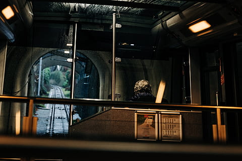 trenin içindeki adam, içeriye, iç dizayn, aydınlatma, kişi, insan, bina, mimari, planetaryum, kentsel, kasaba, başkent, Kent, araç, tren, taşımacılık, oda, pencere, Ofis binası, crypt, döşeme, cam malzemesi, şeffaf, insansız, aydınlatılmış, yansıma, aydınlatma ekipmanı, insan temsili, ulaşım modu, mağaza, büyük nesne grubu, temsil, günlük kıyafet, gün, elektrik lambası, 5K