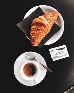 croissant a káva, pečení, nápoj, chléb, snídaně, kofein, cappuccino, káva, kávový šálek, kávový nápoj, rohlík, pohár, šálek kávy, temný, Lahodné, napít se, pití, jíst, espresso, jídlo, foodporn, shora, horký, mobilní výzvou, deska, válec, podšálek, lžíce, jídlo a pití, džbánek, svěžest, káva - nápoj, stůl, občerstvení, pečený, uvnitř, stálý život, vysoký úhel pohledu, nikdo, připraven jíst, francouzské jídlo, nádobí, Svačina, černé pozadí, šálek čaje, 2K, CC0, veřejná doména, bez autorských práv