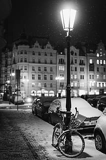 tændte, lys post, vinter, cykel, hjul, maskine, transportmidler, køretøj, bil, automobil, cyklist, fortov, nat, bygning, metropol, by-, by, kold, prag, Praha, transportform, gade, arkitektur, bygning udvendig, belyst, land køretøj, gadebelysning, bygget struktur, motor køretøj, belysningsudstyr, parkering, stationær, byens gade, natur, udendørs, 5K, CC0, offentligt domæne, royaltyfrie