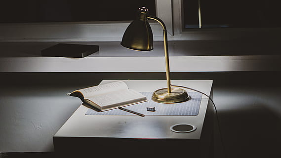 isoliert, Küche, alt, Tabelle, Glas, Metall, Weiß, braun, Antiquität, schwarz, Lampe, Buch, Kaffetisch, Licht, Bleistift, Stift, Nacht-, Zimmer, dunkel, Abend, keine Leute, Papier-, drinnen, Wohnraum, Veröffentlichung, Zuhause, elektrische Lampe, Wohngebäude, Lichtanlage, Stillleben, Das Leben zu Hause, Haushaltsküche, High Angle View, Abwesenheit, Tag, Möbel, Nahansicht, 5K