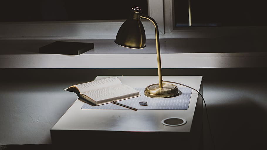 isoliert, Küche, alt, Tabelle, Glas, Metall, Weiß, braun, Antiquität, schwarz, Lampe, Buch, Kaffetisch, Licht, Bleistift, Stift, Nacht-, Zimmer, dunkel, Abend, keine Leute, Papier-, drinnen, Wohnraum, Veröffentlichung, Zuhause, elektrische Lampe, Wohngebäude, Lichtanlage, Stillleben, Das Leben zu Hause, Haushaltsküche, High Angle View, Abwesenheit, Tag, Möbel, Nahansicht, 5K