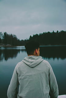 mand, iført, grå, jakke, leder, sidebillede, beklædning, tøj, vand, person, ærme, udendørs, human, sweater, sweatshirt, natur, langærmet, sø, hætte, tilbage, hættetrøje, havnefronten, abies, plante, gran, træ, en person, herrer, rigtige mennesker, bagfra, taljen op, fritidsaktivitet, stående, himmel, livsstil, skønhed i naturen, ung voksen, unge mænd, overvejelse, 4K, CC0, offentligt domæne, royaltyfrie