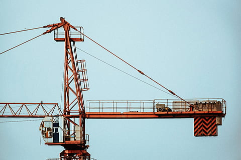 gru a torre arancione, gru di costruzione, costruzione, industria, barca, mezzi di trasporto, veicolo, ringhiera, impalcatura, salvagente, bacchetta magica, testo, lettera, uccello, animale, gabbiano, avventura, attività ricreative, volo, lavoratore, demolizione, macchinario, gru - macchine edili, industria di costruzioni, natura, cielo, Inquadratura dal basso, architettura, nessuno, sito di costruzione, giorno, sviluppo, struttura costruita, cielo sereno, copia spazio, metallo, all'aperto, macchine da cantiere, attività commerciale, equipaggiamento industriale, attrezzatura da costruzione, 5K, CC0, dominio pubblico, privo di copyright