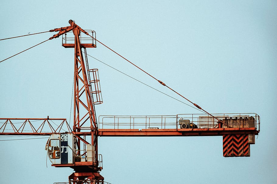 gru a torre arancione, gru di costruzione, costruzione, industria, barca, mezzi di trasporto, veicolo, ringhiera, impalcatura, salvagente, bacchetta magica, testo, lettera, uccello, animale, gabbiano, avventura, attività ricreative, volo, lavoratore, demolizione, macchinario, gru - macchine edili, industria di costruzioni, natura, cielo, Inquadratura dal basso, architettura, nessuno, sito di costruzione, giorno, sviluppo, struttura costruita, cielo sereno, copia spazio, metallo, all'aperto, macchine da cantiere, attività commerciale, equipaggiamento industriale, attrezzatura da costruzione, 5K