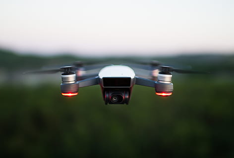 quadcopter de plata, cap gent, centrar-se en primer pla, dia, a l'aire lliure, naturalesa, cel, volant, moviment, a l'aire, transport, moviment borrós, primer pla, tecnologia, color negre, llum solar, drone, control, vermell, manera de transport, enfocament selectiu, 4K, CC0, domini públic, lliure de regalies