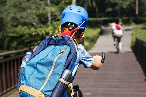 人, ライディング, 自転車, 着ている, バックパック, アクション, アクティビティ, 冒険, バイキング, 青, ぼかし, 男の子たち, 子, 幼年期, サイクリング, 運動, フィット, 楽しい, 健康, ヘルメット, 趣味, キッド, 余暇, ライフスタイル, 屋外, パーク, レクリエーション, ライド, 道路, 安全性, スポーツ, 通り, 夏, 旅行, 休暇, 着る, 週末, 木の橋, 若い, パブリックドメインの画像, 帽子, スポーツヘルメット, 前景に焦点を当てる, 保護, 交通手段, クラッシュヘルメット, 一人, セキュリティ, 日, 背面図, スポーツ用品, オートバイ, 4K