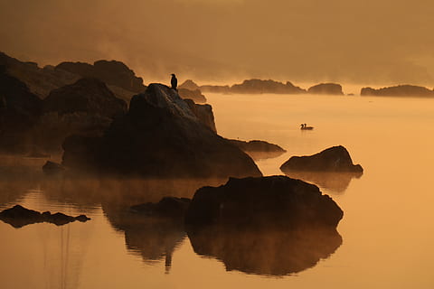 fotografia di paesaggio, roccioso, montagna, umano, picco, animali, retroilluminato, nuvole, anatre, sera, nebbia, paesaggio, montagne, natura, riflessi, rocce, paesaggio marino, riva del mare, cielo, pietre, tramonto, nuoto, acqua, roccia, scenics - natura, bellezza nella natura, roccia - oggetto, solido, la tranquillità, scena tranquilla, mare, riflessione, formazione rocciosa, colore arancione, idilliaco, scena non urbana, lungomare, nessuno, all'aperto, pila rock, 5K, CC0, dominio pubblico, privo di copyright