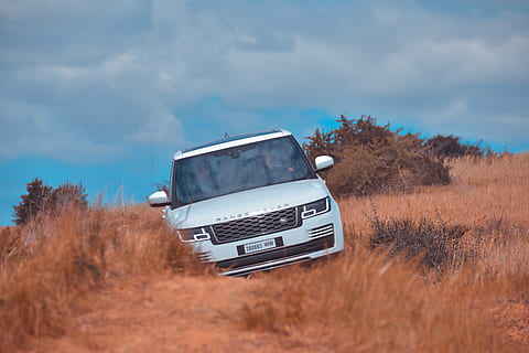 silver range rover suv, veicolo, auto, mezzi di trasporto, automobile, fuori strada, persona, umano, esperienza di jaguar land rover 2019, esperienza 2019, rally, camionetta, pendenza, pianta, vegetazione, cespuglio, terra, macchina da corsa, auto sportiva, caravan, furgone, cielo, modo di trasporto, nuvola - cielo, natura, giorno, veicolo terrestre, campo, in stile retrò, nessuno, albero, abbandonato, vecchio, obsoleto, veicolo a motore, erba, 4K, CC0, dominio pubblico, privo di copyright