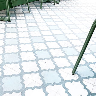 bílý, Šedá, quatrefoil dlažba, design, podlaha, přízemní, vzor, quatrefoil, dlaždice, stín, nikdo, den, slunečního světla, vysoký úhel pohledu, pěšina, kachličková podlaha, Příroda, uvnitř, tvar, kov, zelená barva, detail, bílá barva, prázdný, dlažební kámen, 2K, CC0, veřejná doména, bez autorských práv