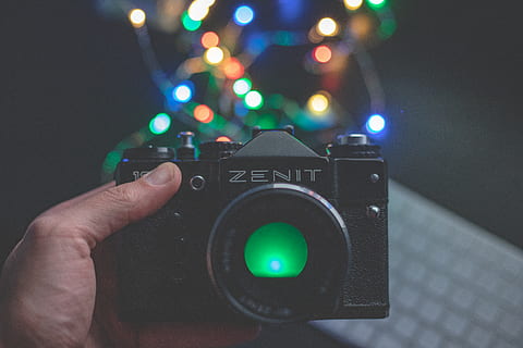 elettronica, persona, umano, Camera digitale, luci, analogico, bokeh, zenit, macchina fotografica analogica, lente, telecamera, notte, dito, fotografia, foto, cinghia, lenti della macchina fotografica, guglia, Torre, architettura, tecnologia, mano, una persona, mano umana, parte del corpo umano, temi fotografici, macchina fotografica - attrezzatura fotografica, attività, detenzione, Fotografare, avvicinamento, illuminato, concentrarsi sulle conoscenze acquisite, attrezzatura fotografica, prospettiva personale, adulto, comunicazione, fotografo, 5K, CC0, dominio pubblico, privo di copyright