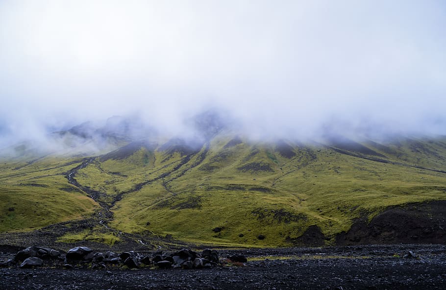montaña verde, naturaleza, montaña, al aire libre, cordillera, Islandia, meseta, rangárþing eystra, colina, campo, niebla, suelo, alojamiento, edificio, la carretera, negro, papel pintado, Montañas Nubladas, viaje, camino, belleza en la naturaleza, paisajes - naturaleza, escena tranquila, ambiente, tranquilidad, paisaje, nadie, escena no urbana, nube - cielo, día, tierra, cielo, planta, idílico, geología, cráter volcánico, 5K