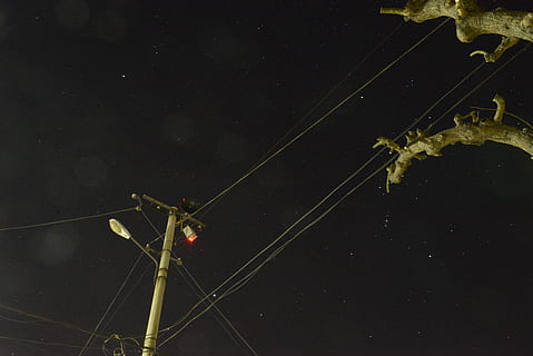 elektrik direği, kablo, ışık, lamba direği, lazer, Güç hatları, astronomi, elektrik iletim kulesi, hayvan, uzay, Evren, Led, müzik aleti, ut, açık havada, gece, doğa, aydınlatma, spot, yıldız - uzay, insansız, gökyüzü, elektrik, bağ, düşük açılı görünüş, yakıt ve enerji üretimi, güç hattı, güç kaynağı, teknoloji, yıldız alanı, Su, omurgasız, star, aydınlatma ekipmanı, telefon hattı, elektrikli ekipman, 5K, CC0, kamu malı, telif ücretsiz