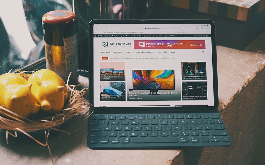zapnutý tabletový počítač, technologie, počítač, bezdrátové technologie, laptop, spojení, sdělení, stůl, počítačové vybavení, přenosné informační zařízení, jídlo a pití, jídlo, Internet, uvnitř, nikdo, počítačová síť, podnikání, klávesnice, pomocí přenosného počítače, obrazovka, přenosnost, 5K