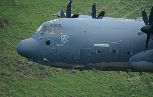 飛行機, 低レベル, マッハループ, 丘, トレーニング, 速度, 速い, パイロット, c130, 軍事, 航空, 航空機, フライト, 飛行, コックピット, 交通手段, 草, 土地, 日, 自然, フィールド, 工場, 屋外, 旅行, 移動して, 無人, 緑色, 側面図, 航空宇宙産業, 侵略, 5K, CC0, パブリックドメイン, ロイヤリティフリー