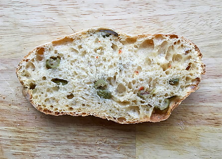 brød, rundstykke, ciabatta roll, krummer, skorpe, dej, mad, oliven ciabatta roll, oliven, rulle, træbræt, bagt, bagt brød, mad og drikke, stilleben, bord, friskhed, indendørs, ingen mennesker, tæt på, klar til at spise, høj vinkel visning, velvære, træ - materiale, sund kost, overbærenhed, skive, direkte over, skærebræt, portionsstørrelse, fristelse, snack, 5K, CC0, offentligt domæne, royaltyfrie