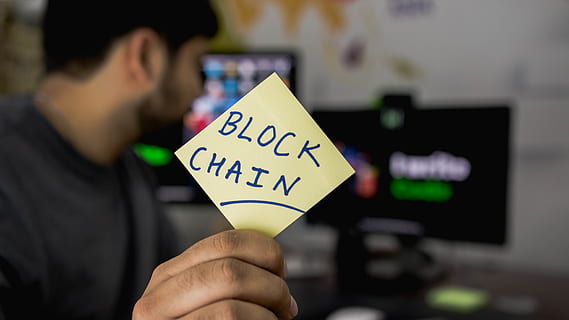 intel · ligència artificial, programació, tecnologia, blockchain, comunicació, una persona, centrar-se en primer pla, celebració, adult, homes, text, negocis, ordinador, ocupació, missatge, primer pla, a l'interior, mascles, guió occidental, equips informàtics, contemplació, 5K, CC0, domini públic, lliure de regalies