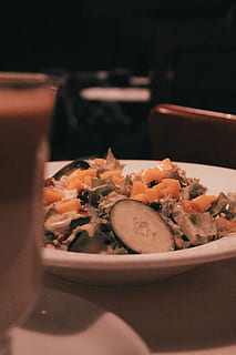 Salat, Caesar, wenig Licht, dunkel, elegant, Lebensmittel, Essen und Trinken, drinnen, fertig für den Verzehr, Wohlbefinden, gesundes Essen, Nahansicht, Frische, Serviergröße, Stillleben, selektiver Fokus, Teller, keine Leute, Meeresfrüchte, Schüssel, italienisches Essen, Mahlzeit, Tabelle, Pasta, Genuss, Geschirr, Versuchung, Abendessen, japanisches Essen, Servierteller, 2K, CC0, gemeinfrei, lizenzfrei
