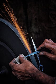 person, oppskarping, grå, saks, menneskelig hånd, hånd, menneskelig kroppsdel, én person, holding, ekte folk, okkupasjon, menn, arbeider, innendørs, ferdighet, kroppsdel, brenning, nærbilde, fokusere på forgrunnen, bevegelse, håndverket, kunst og Håndverk, Brann, finger, 4K, CC0, offentlig domene, opphavsrett gratis