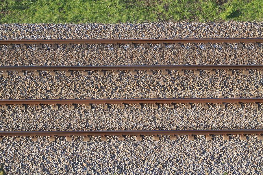 rail, textura del carril, línies, pista, vies del ferrocarril, transport per ferrocarril, grava, transport, metall, dia, cap gent, sòlid, naturalesa, pedra - objecte, vista d’angle alt, rock - object, corbata de ferrocarril, rock, a l'aire lliure, planta, terra, patró, manera de transport, paral·lel, 4K