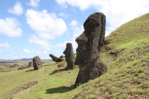 illa de Pasqua moai, cel, núvol - cel, naturalesa, dia, planta, tranquil·litat, paisatge, cap gent, escena tranquil·la, sòlid, terra, bellesa a la natura, medi ambient, història, art i artesania, representació, camp, color verd, el passat, herba, a l'aire lliure, civilització antiga, arqueologia, 5K, CC0, domini públic, lliure de regalies