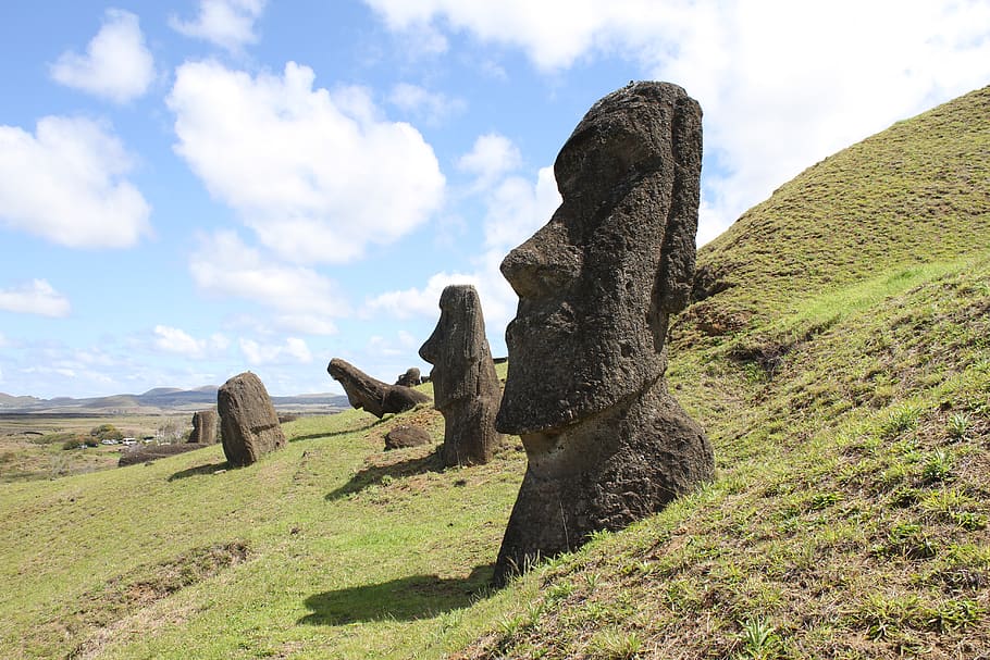 illa de Pasqua moai, cel, núvol - cel, naturalesa, dia, planta, tranquil·litat, paisatge, cap gent, escena tranquil·la, sòlid, terra, bellesa a la natura, medi ambient, història, art i artesania, representació, camp, color verd, el passat, herba, a l'aire lliure, civilització antiga, arqueologia, 5K