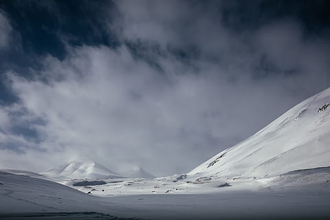 núvol, cel, neu, muntanya, svalbard, spitsbergen, spitzbergen, polar, gran angle, sol, llum, àrtic, núvol - cel, temperatura de fred, hivern, bellesa a la natura, escenics - natura, medi ambient, muntanya nevada, tranquil·litat, paisatge, escena tranquil·la, naturalesa, escena no urbana, cap gent, glacera, idíl·lic, dia, gel, a l'aire lliure, poder a la natura, cim de muntanya, 2K, CC0, domini públic, lliure de regalies