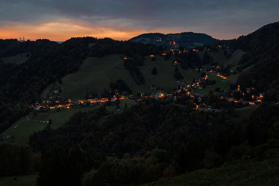 aèria, fotografia, muntanya, ciutat, núvols, fosc, alba, la llum del dia, tarda, turó, paisatge, llums, naturalesa, nit, carretera, escènic, cel, sortida del sol, posta de sol, arbres, vall, poble, arquitectura, exterior de l'edifici, planta, arbre, estructura construïda, bellesa a la natura, il·luminat, Serra, escenics - natura, cap gent, edifici, medi ambient, terra, núvol - cel, a l'aire lliure, paisatge urbà, 5K