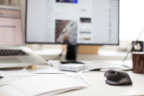 monitori, hiiri, näppäimistö, tietokone, kannettava tietokone, MacBook, omena, pöytä, valkoinen, Facebook, Internet, sosiaalinen media, muistikirja, toimisto, vastaanotto, tekniikka, huonekalut, tietokonelaitteisto, liiketoiminta, sisällä, langaton tekniikka, yritystoiminta, yhteys, työskentely, paperi, ihmiset, viestintä, ammatti, julkaisu, keskittyä etualalle, Pöytätietokone, lankapuhelin, 5K, CC0, public domain, rojaltivapaa
