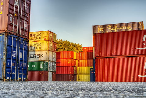envase, Puerto, cargando, apilados, contenedor terminal, manejo de contenedores, carga, centro de marketing, Alemania, color, cielo, hdr, contraste, alto rango dinámico, vistoso, contenedor de carga, industria, exportar, otoño, amanecer, arquitectura, estructura construida, ciudad, día, naturaleza, exterior del edificio, nadie, texto, apilar, comunicación, al aire libre, transporte, Transporte de carga, rojo, escritura occidental, negocio, calle, 5K, CC0, dominio público, libre de derechos